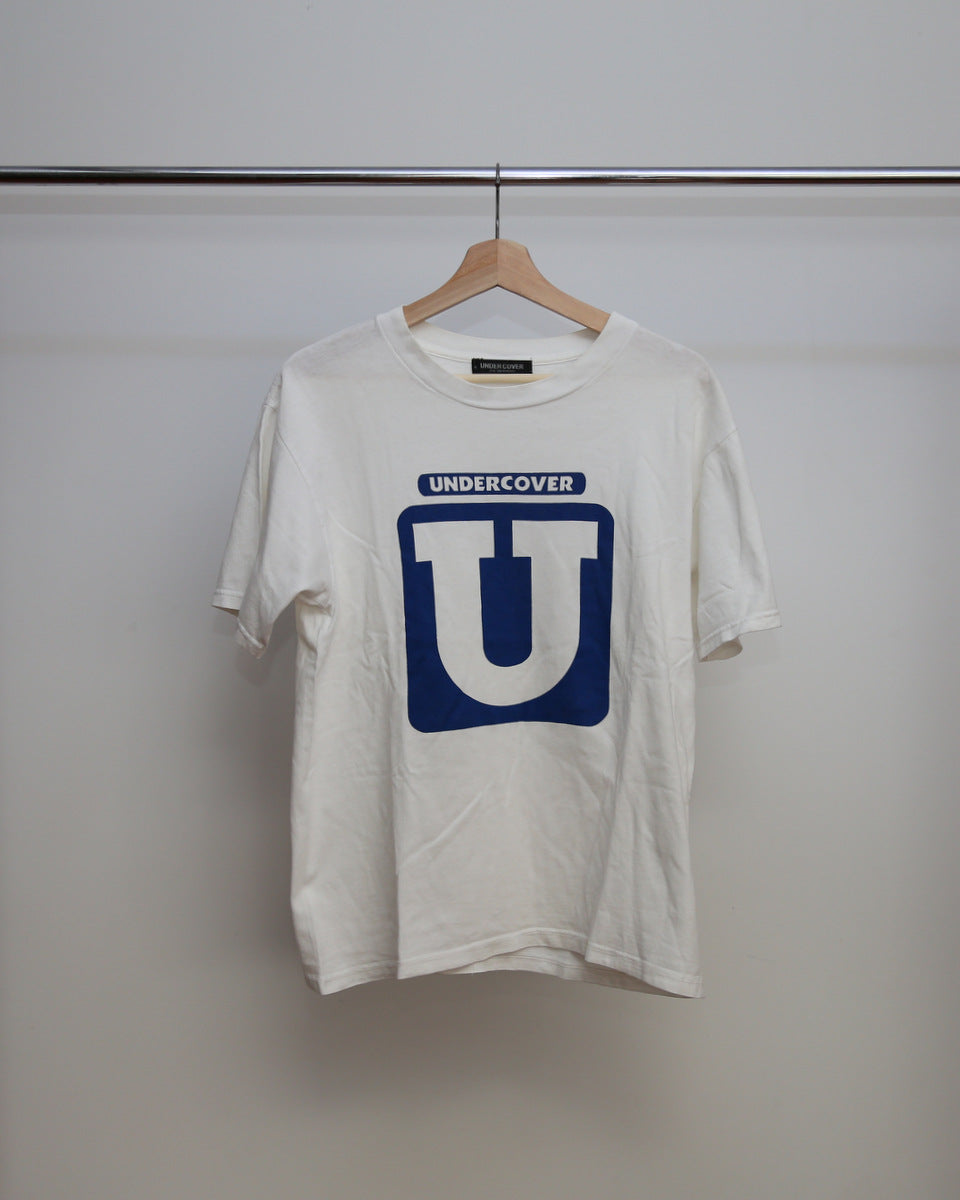 UNDERCOVER ORIGINAL UNIVERSITY U LOGO TEE