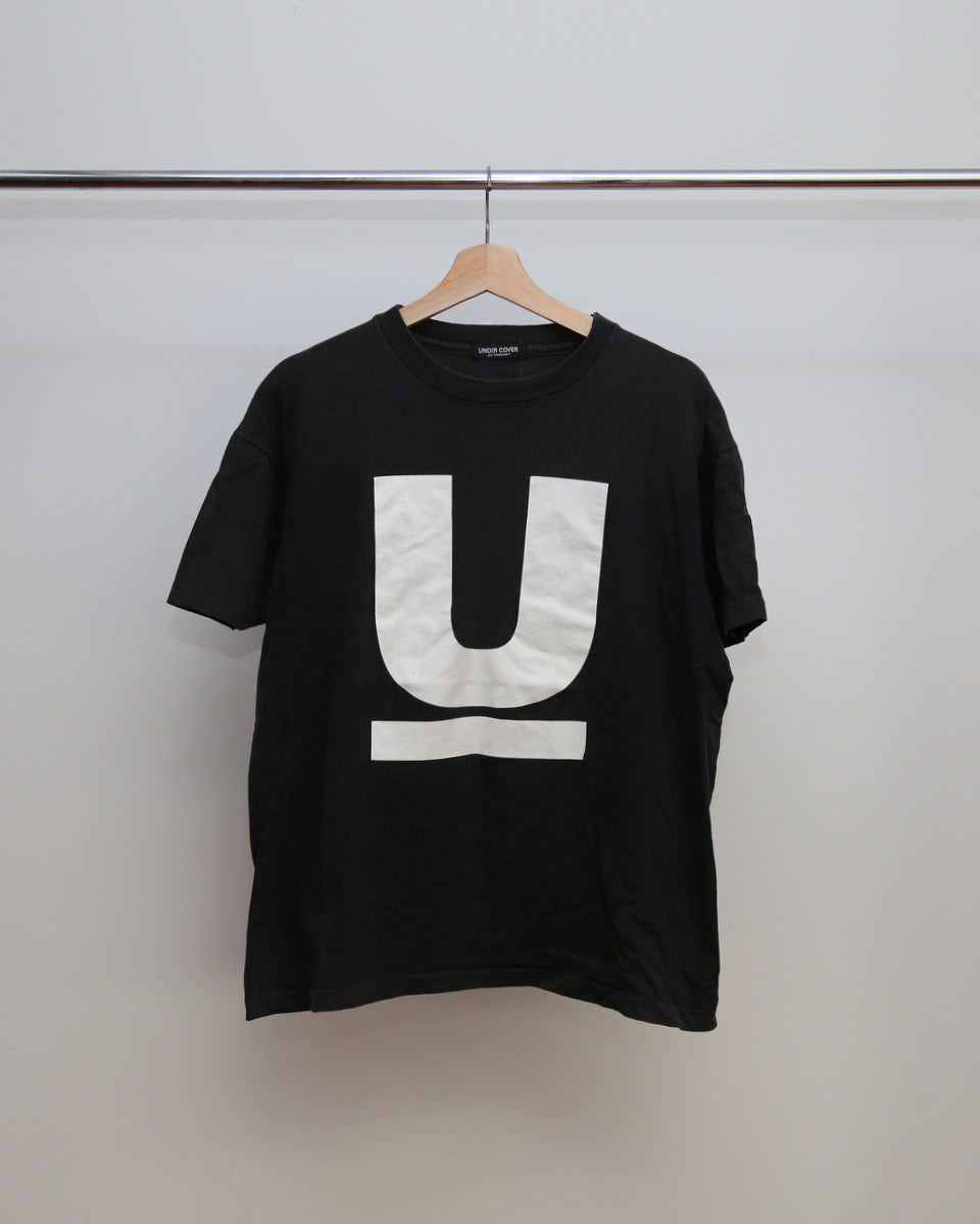 UNDERCOVER ORIGINAL U LOGO TEE BLACK