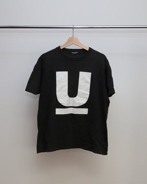 UNDERCOVER ORIGINAL U LOGO TEE BLACK