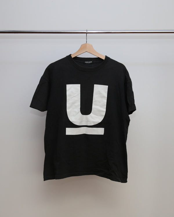 UNDERCOVER ORIGINAL U LOGO TEE BLACK